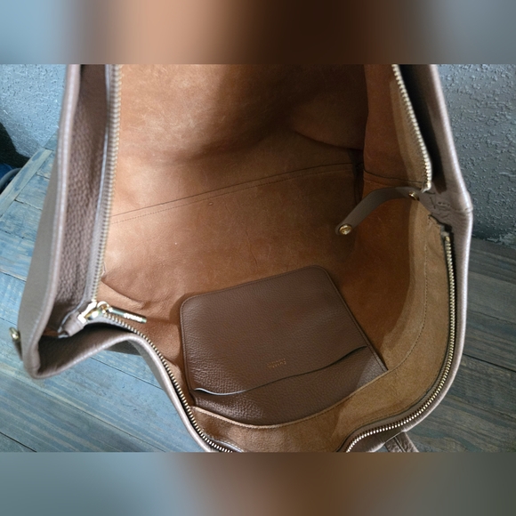 Cuyana Classic Easy Zipper Tote - Picture 6 of 8